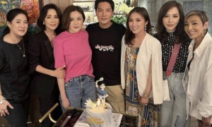 关之琳看演出为火灾默哀，低头坐着表情凝重，上山诗钠在旁看手机