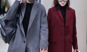 唐嫣现身罗晋父亲葬礼，作为儿媳送公公骨灰上车，罗晋在前捧遗像