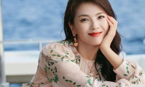 刘涛魅力无限，躺在台球桌上的照片非常勾魂