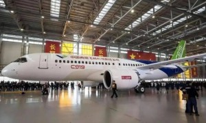 美方掐断C919发动机技术，中方果断宣布一个喜讯：白宫这下整懵了