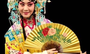 至今未婚未育，身边却有男人陪了近27年！59岁的她才是真人间清醒