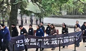 原创 
            翁帆现身告别式！穿素衣显憔悴，众人最关心：能否与邓稼先为邻