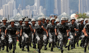 解放军打头阵，10国军队齐聚奔赴伊朗，哈梅内伊终于等到“救星”