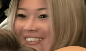 那英携18岁女儿亮相活动，小苹果金发个性，五官神似年轻时那英