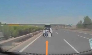 痛心！前车爆胎人员未及时撤离，后车开“智驾”追尾致两死