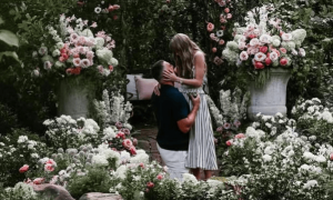 霉霉宣布订婚，“他就像一个人形金毛犬走向她，眼神里充满爱意”