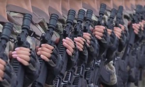 新一代制式步枪亮相九三阅兵，约为6瓶水重有效射程800米，被称作“枪界变形金刚”