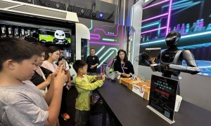 机器人在展会上首次明码标价：炒菜、弹琴、家政机器人都可带回家