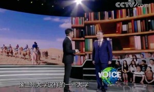 一人一驼，骆驼尾气排放超标要扣分？兰大回应学生持证骑骆驼上学：骆驼驾驶证为学校文创，非官方证件