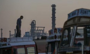 “俄石油贸易商已开始要求印度买家:用人民币支付”