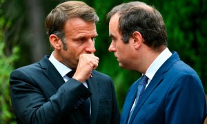 马克龙要求已辞职总理与法国各党派进行最终谈判