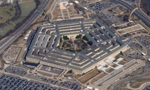 挡风玻璃破裂 美防长飞机在英国临时降落