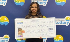 女子中3373万大奖大方露脸 计划给全家人买房