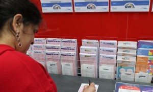 女子中1亿巨奖继续工作 专注慈善实现多年梦想