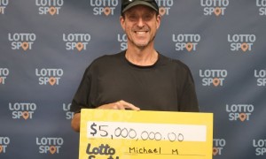 男子擒2633万巨奖大方露脸 购彩35年期期不落