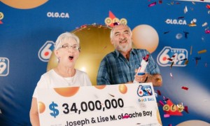 老夫妇擒1.8亿巨奖险犯心脏病 露脸兑大秀恩爱