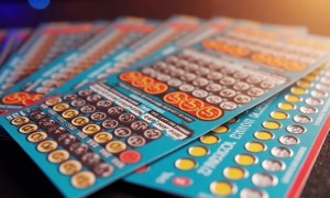 夫妇在结婚纪念日刮中1434万大奖 吓到全身发抖