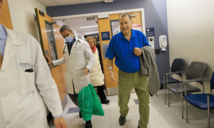 美国男子接受猪肾脏移植近9个月 创下新纪录