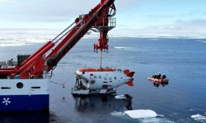 “奋斗者”号回到三亚 载人深潜“双雄”在北极实现水下联合作业