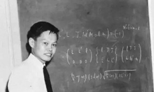 原创 
            八宝山告别后争议四起:杨振宁遗体盖国旗被喷,翁帆婚姻再被挑刺